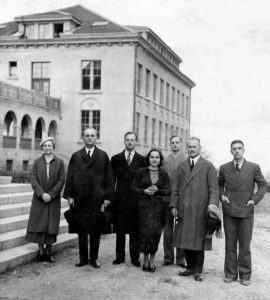 Флойд Бляк (вторият от дясно на ляво) с учители от американския колеж. Снимка: Изгубената България