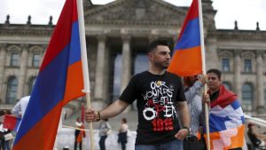 Поддръжници държат арменски знамена пред Райхстага, седалището на Долната камара на парламента в Бундестага в Берлин, Германия, на 2 юни, 2016. СНИМКА: РОЙТЕРС