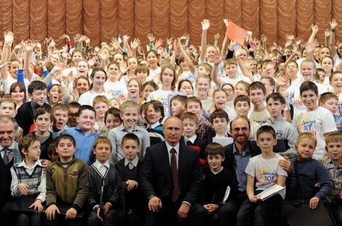 Историята се повтаря: президентът на Русия също обича да се снима обграден с усмихнати деца.
