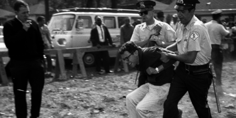 1963. Млад Бърни Сандърс е арестуван на протест в Чикаго. Снимка: Chicago Tribune