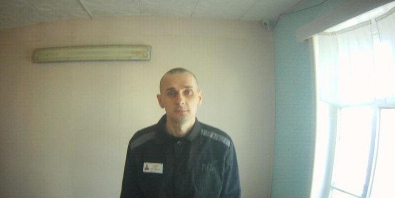 Докато Кремъл се забавлява с нова военна техника, политическият затворник Олег Сенцов обяви безсрочна гладна стачка, която продължи три месеца.