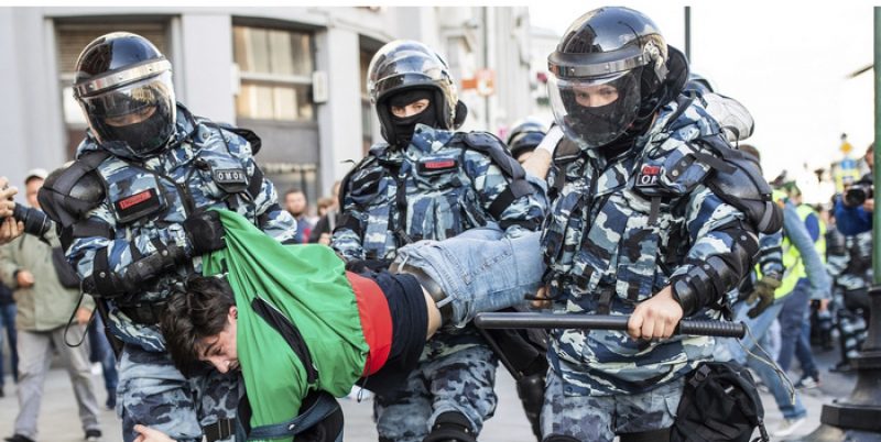 Брутална сцена от арест в центъра на руската столица по време на протестите срещу режима на Путин.